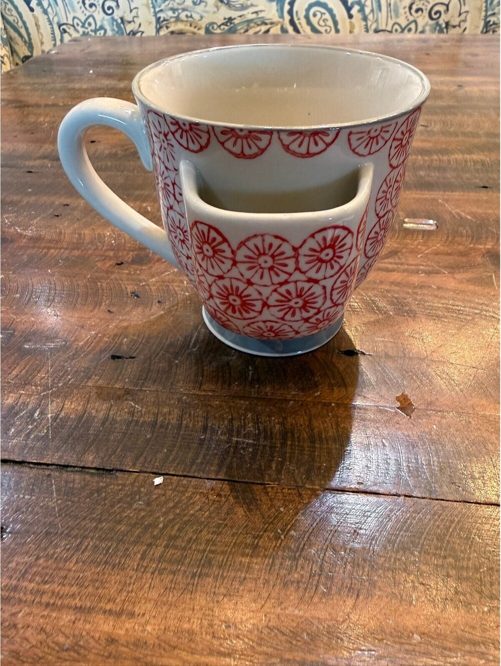 Creative Co-Op Ceramic Mug with Built-in Tea Bag Holder, Red Starburst Pattern